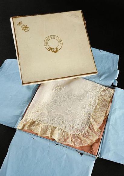 null Mouchoir de mariée brodé, couronne comtale, 2nde moitié du XIXe siècle.
En linon...