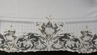null Sumptuous large sheet with lapels, needlepoint lace, Belgium ? late 19th century.
In...