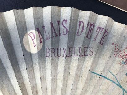 null Bruxelles - Deux éventails en souvenir de la capitale belge. Le premier à décor...