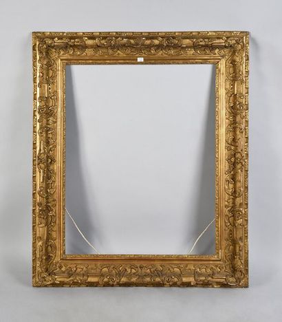 null Sculpted and gilded lindenwood frame with mantling decoration on a reparure...