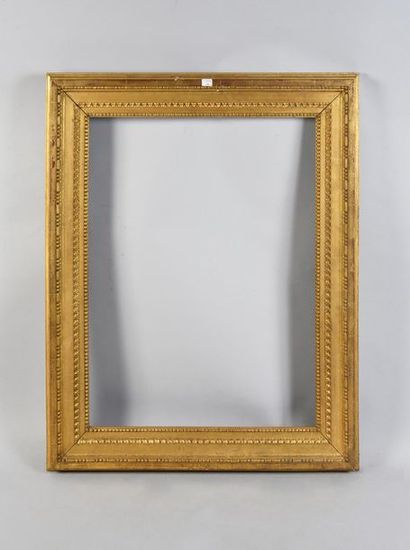 null Carved and gilded oak frame with pearl and heart grape decoration.

Louis XVI...