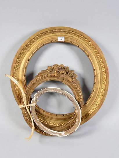 null Set of three oval frames in carved and gilded wood, one with a pediment.

Louis...