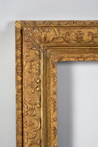 null Cadre en chêne sculpté et doré à décor Bérain.

Epoque Louis XIV (modifié dans...