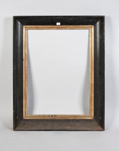 null Cadre en bois mouluré, noirci et feuille dorée.

XIXe siècle.
61 x 44 x 10c...