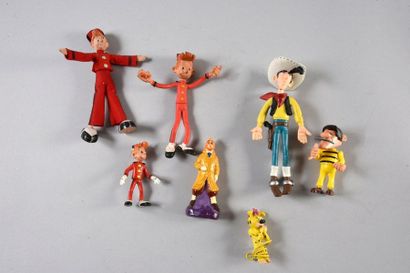 null Un ensemble de marionnettes, figurines et pin's : 
- Marionnettes : Tintin,...