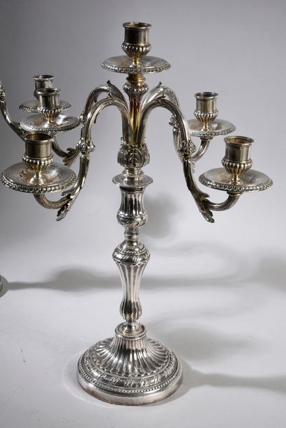 null PAIRE DE CANDÉLABRES EN ARGENT ET MÉTAL ARGENTÉ, CHAUMET, PARIS, FIN XIXe SIÈCLE.
À...