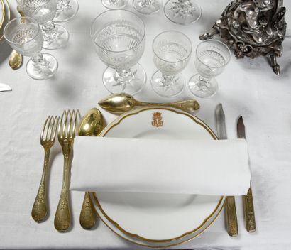 null IMPORTANT FLEURDELYSÉ TABLE SERVICE IN LINEN DAMASK. 
 Including two tablecloths...