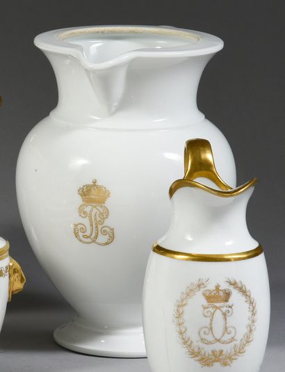 null POT À LAIT.
MANUFACTURE ROYALE, SÈVRES, 1830.
En porcelaine dure, modèle Pestum,...