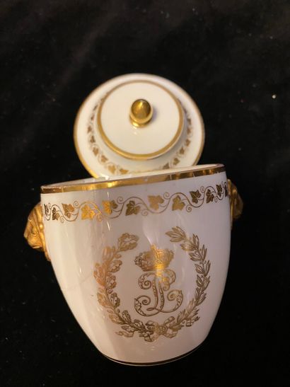 null SERVICE DES PRINCES, POUR LE CHÂTEAU D'EU, MANUFACTURE ROYALE, SÈVRES, 1836.
Sucrier...