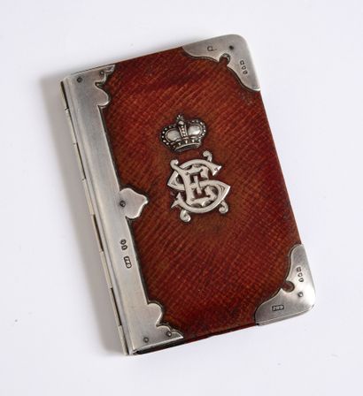 null GERMAN PRINCELY HOUSE. 
 Small notebook in red morocco, applied in the center...