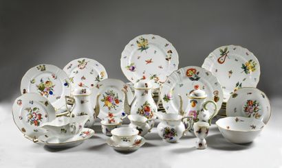 null PORCELAIN TABLE SET.
HEREND, HUNGARY, 20th CENTURY. 
 Set composed of 18 under...
