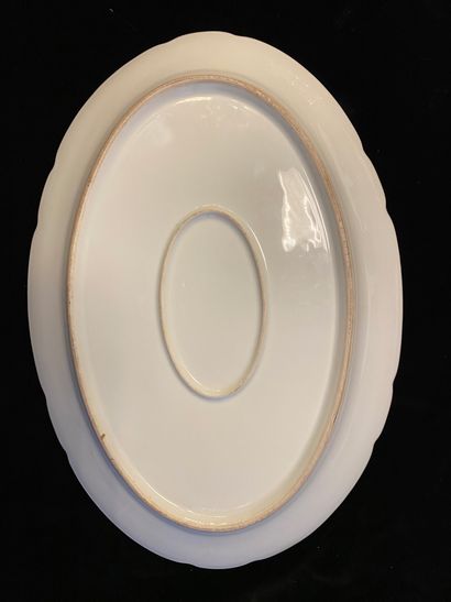 null GRAND PLAT CREUX DÉCORATIF.
En porcelaine, de forme ovale, à décor polychrome...