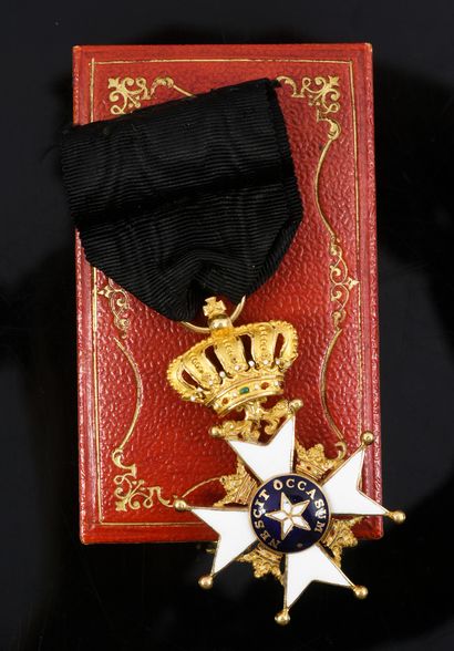 null ORDRE ROYAL DE L'ÉTOILE POLAIRE (Suède).
Croix de chevalier, en or et émail,...