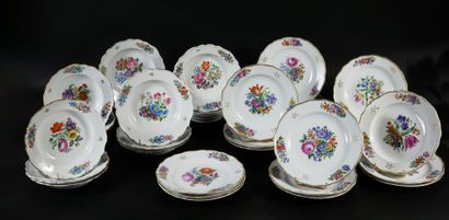 null PORCELAIN TABLE SET, MEISSEN, SAXONY, 20th CENTURY. 
 A set of 24 dinner plates...