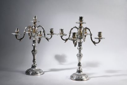 null PAIRE DE CANDÉLABRES EN ARGENT ET MÉTAL ARGENTÉ, CHAUMET, PARIS, FIN XIXe SIÈCLE.
À...