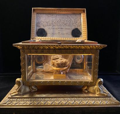 null PRECIOUS RELIQUARY CONTAINING MEMORIES OF THE DUKE OF BERRY.
In gilt bronze...