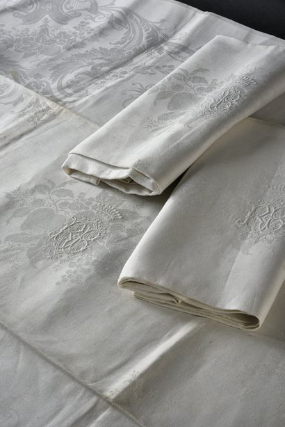 null SET OF THREE SERVIETTES.
In damask linen embroidered with the initials R.B.C....