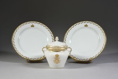 null PAIR OF DESSERT PLATES. 
 In hard porcelain, decorated with a frieze of ivy...