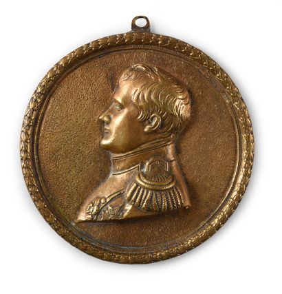 null ROUND MEDAL.
In gilt bronze, decorated with a profile of the emperor Napoleon,...