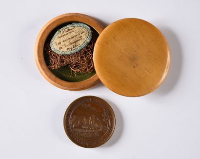 null SAINTE-HÉLÈNE. 
 Small round box in natural wood containing fragments of moss...