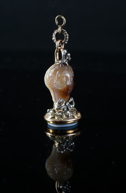 null SCEAU PENDENTIF À CACHETER, FRANCE, XIXe SIÈCLE.
Décoré d'une tête de femme...