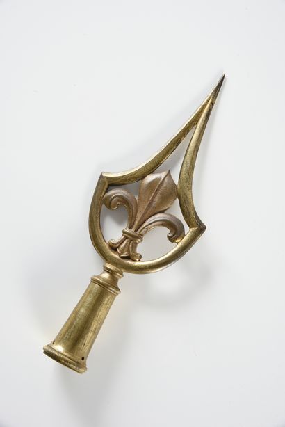 null FLAGPOLE. 
 In gilt bronze, with a central openwork decoration of a fleur-de-lis,...