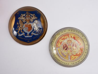 null ELISABETH II, Queen of Great Britain (°1926). 
 Set of two glass paperweights...