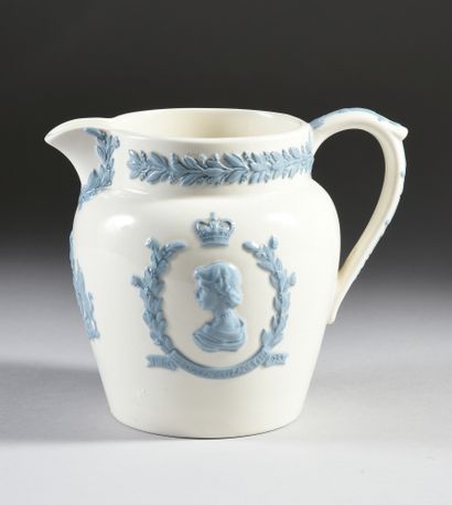 null ELISABETH II, Queen of Great Britain (°1926). 
 Large earthenware pitcher with...