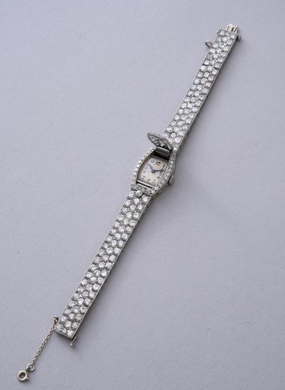 null MONTRE-BRACELET DAME.
PAR HENRI LYON, PARIS, 1919.
Ayant appartenue à la reine...