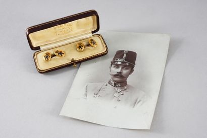 FRANCOIS-FERDINAND, archiduc d'Autriche (1863-1914). Pair of gold cufflinks, oval...