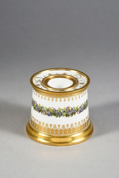 null ENCRIER PORTE-PLUME DE BUREAU.
MANUFACTURE ROYALE, SÈVRES, 1830.
En porcelaine...