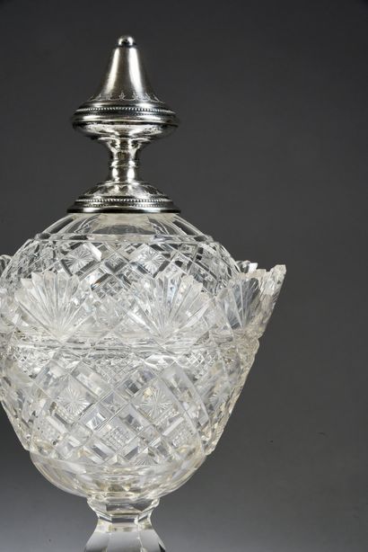 null DRAGOIR. 
 In crystal, decorated with star patterns, diamond cut, resting on...