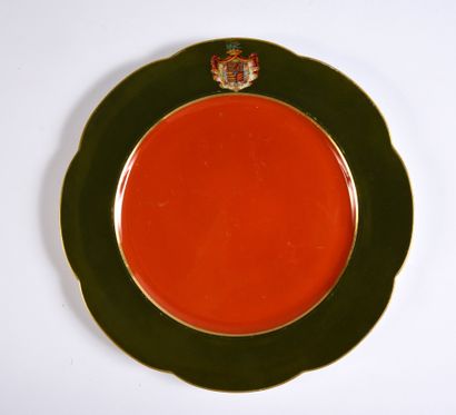 null NOBLESSE ESPAGNOLE.
Assiette en porcelaine dure, à décor rouge et sur le haut...