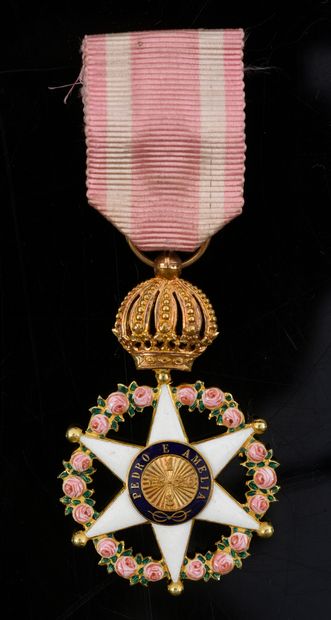 null ORDRE IMPÉRIAL DE LA ROSE (Brésil).
Insigne miniature en or et émail, modèle...