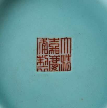 CHINE Vase boule en porcelaine à décor polychrome de rinceaux, ruban et caractères...