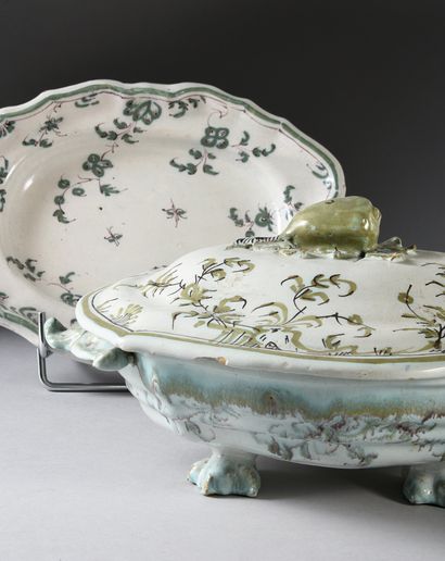 SUD-OUEST (MASLACQ ?), XVIIIe siècle 
Small terrine with its lid and an earthenware...