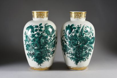 ALLEMAGNE (style de Meissen) 
Pseudo markings in blue AR Pair of ovoid vases, with...