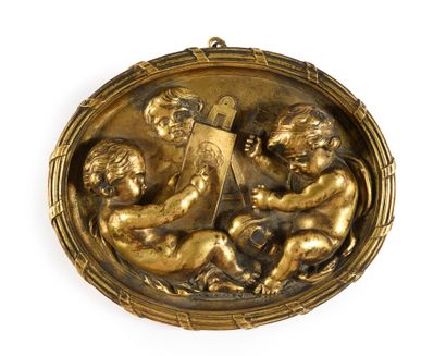 null Plaque ovale en bronze ciselé et doré représentant trois putti artistes dont...