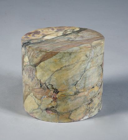 null Cylindre en marbre brèche.
H. : 17 cm, D. : 19,3 cm ( éclats)