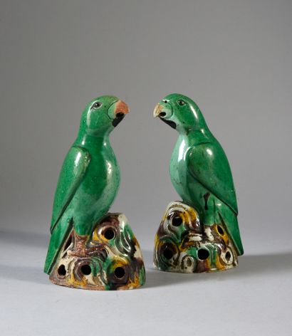 null Two parakeets enamelled green, yellow and aubergine.
(One broken and glued together)
China...