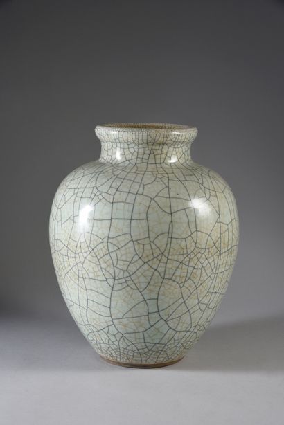 CHINE VERS 1900. 
Grand vase balustre du type «ge» en grès émaillé céladon craquelé.
H....