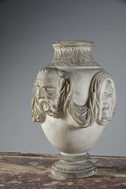 null Vase en marbre blanc sculpté, le corps de forme ovoïde à deux médaillons ornés...