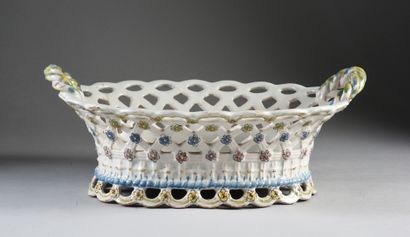 SAMADET, XVIIIe siècle. 
Earthenware basket, oval in imitation of openwork basketry,...