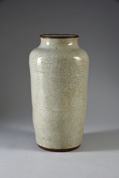 CHINE VERS 1900. 
Large "ge" type baluster vase in cracked celadon glazed stoneware.
H....