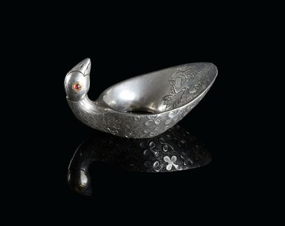 null Silver Mogul archer's ring in the shape of a navicular cup decorated with a...