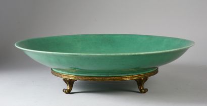null Grand plat rond en porcelaine émaillée vert.
Chine Dynastie Qing, XIXe siècle.
Monture...