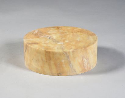 null Cylindre en marbre Jaune de Sienne.
H. : 9 cm, D. : 25,5 cm