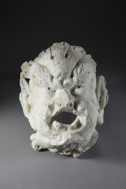 null Marble fountain fountain disguise carved in grotesque mask in low relief.
Accidents...