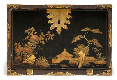 null Travel chest in Japanese lacquer and European varnish, it opens to a front flap...