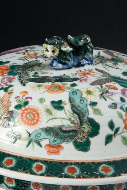 CHINE Important covered porcelain soup tureen decorated in the taste of the Green...